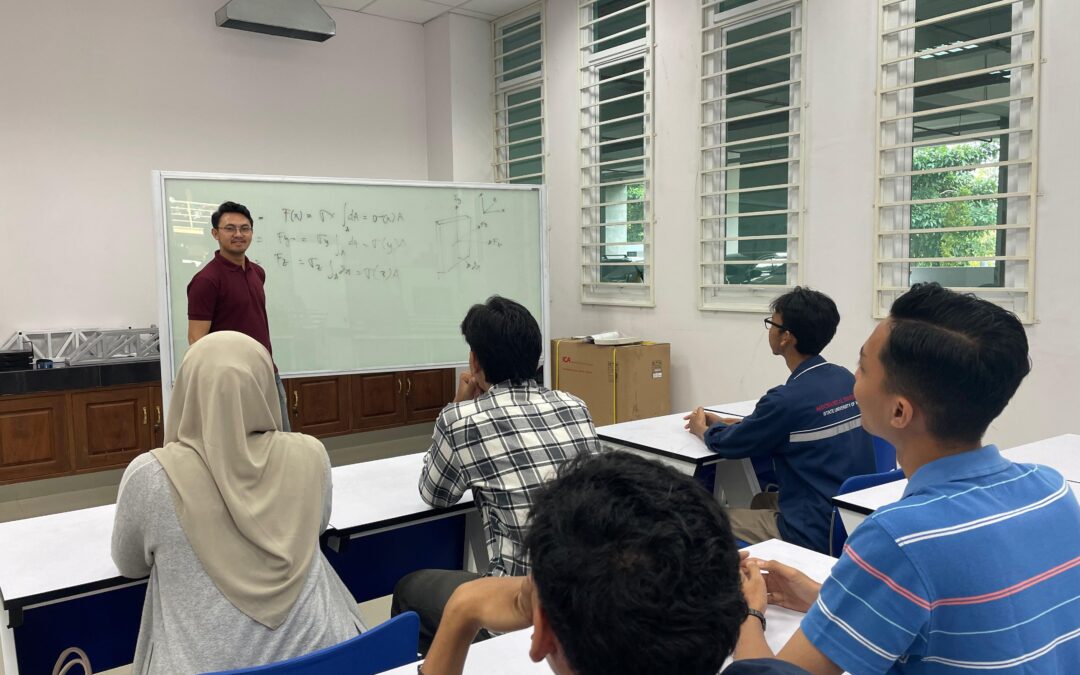 Menginspirasi Inovasi Material melalui Kelas Mekanika Bahan Lanjut di Universitas Negeri Malang