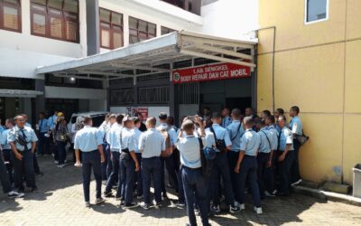 ProdI S1 Pendidikan Teknik Otomotif Difusi Teknologi Body Repair Kepada Siswa SMK