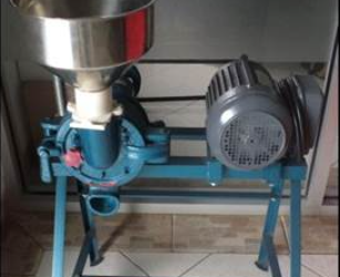 Mahasiswa Departemen Teknik Mesin dan Industri Perkenalkan Mesin Penggiling Kedelai untuk Optimalisasi Produksi Tempe di UMKM Desa Baturetno