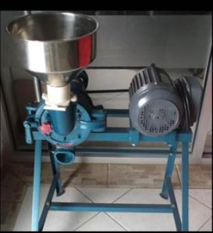 Mahasiswa Departemen Teknik Mesin dan Industri Perkenalkan Mesin Penggiling Kedelai untuk Optimalisasi Produksi Tempe di UMKM Desa Baturetno