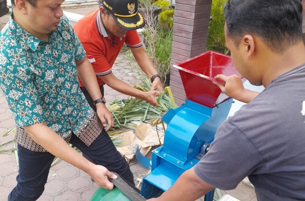 Penerapan Mesin Chopper Rumput di Desa Sambigede: Meningkatkan Efisiensi dan Kesejahteraan Peternak Sapi