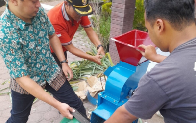 Penerapan Mesin Chopper Rumput di Desa Sambigede: Meningkatkan Efisiensi dan Kesejahteraan Peternak Sapi