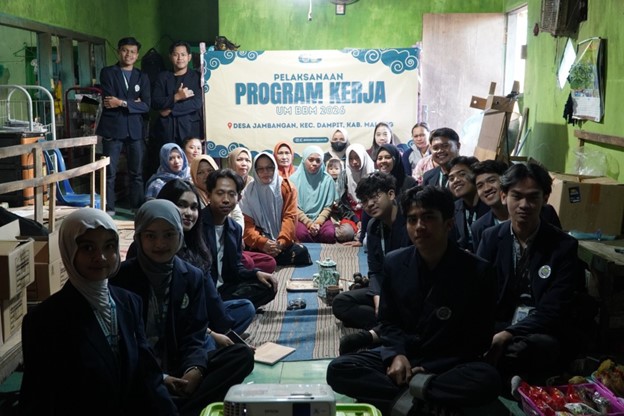 Mahasiswa S1 Teknik Industri Universitas Negeri Malang Tingkatkan Kesadaran Ergonomi Pelaku UMKM Opak Gambir di Desa Jambangan melalui Edukasi Kesehatan Kerja