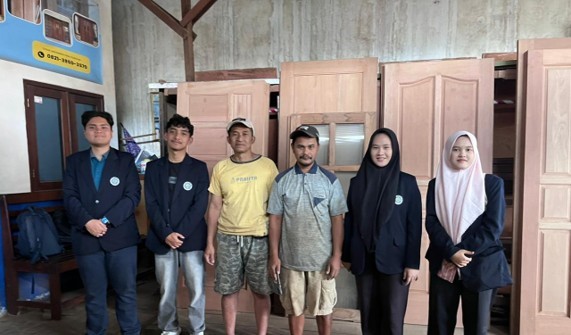 Mahasiswa S1 Teknik Industri FT UM Dorong Inovasi Desain Pintu Kayu Berbasis Ergonomi dan Efisiensi Manufaktur pada UMKM UD. RAF’FI