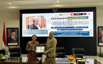 KAPRODI PTM UM SAMBUT PROF. DR. WIRAWAN SUMBODO, M.T. DALAM KULIAH TAMU TENTANG REKAYASA MATERIAL BERKELANJUTAN DARI LIMBAH PLASTIK